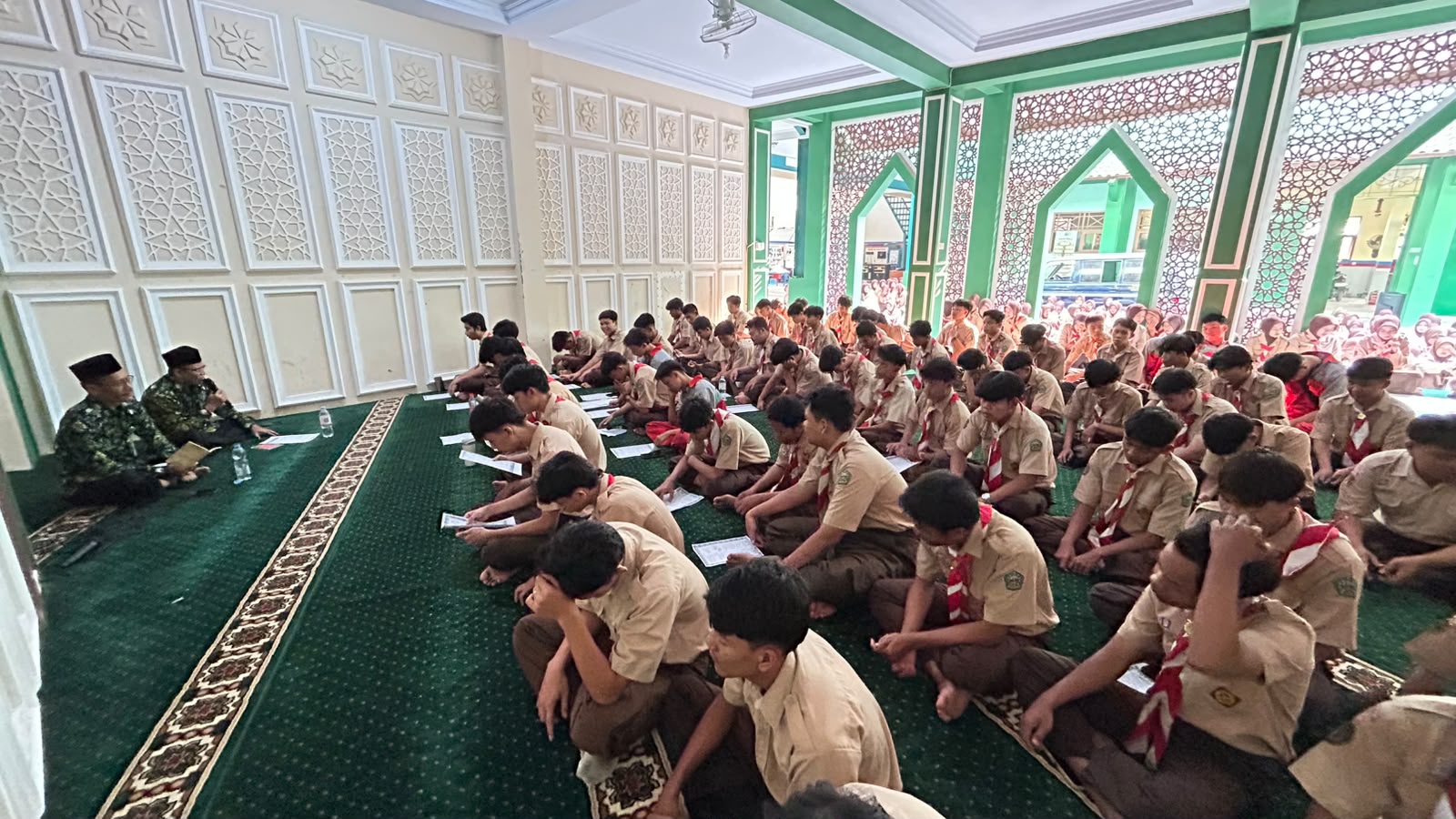 Istighozah Rutin Jumat, Kepala SMK NU 1 Slawi Pimpin Doa Bersama untuk Penguatan Spiritual Peserta Didik